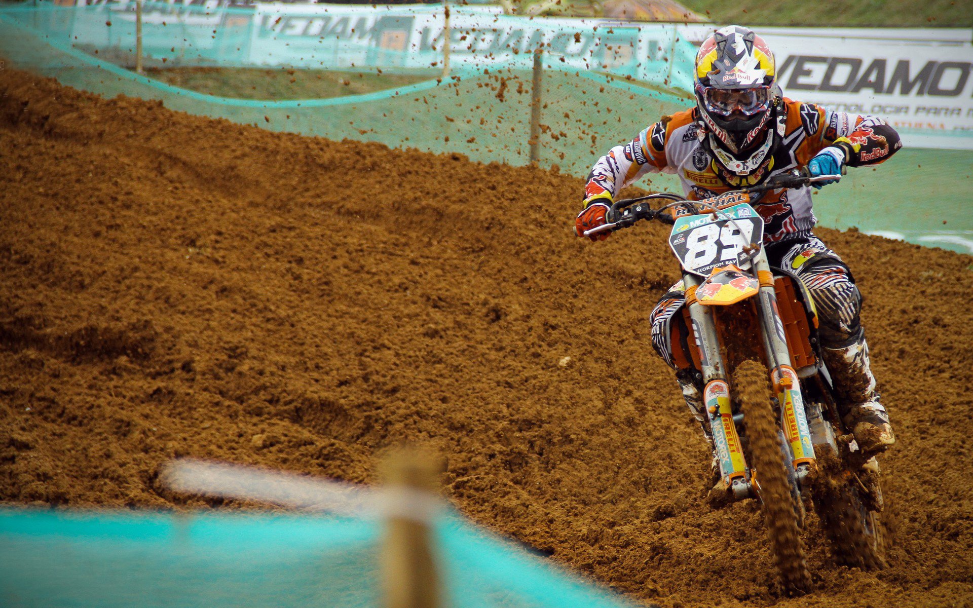 电竞战队的粉丝互动：线上交流与线下活动，电竞战队在哪里训练